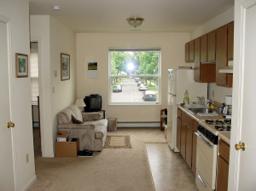 2BR/1BA Near Transit, Stable, Cat OK